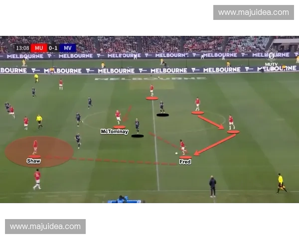 高压逼抢战术的演变与现代足球中的应用探索 高压逼抢战术的演变与现代足球中的应用探索